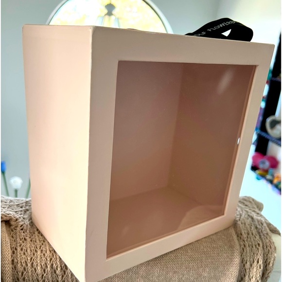 VIKTOR and ROLF FLOWERBOMB SHADOWBOX GIFT BOX - Picture 10 of 11